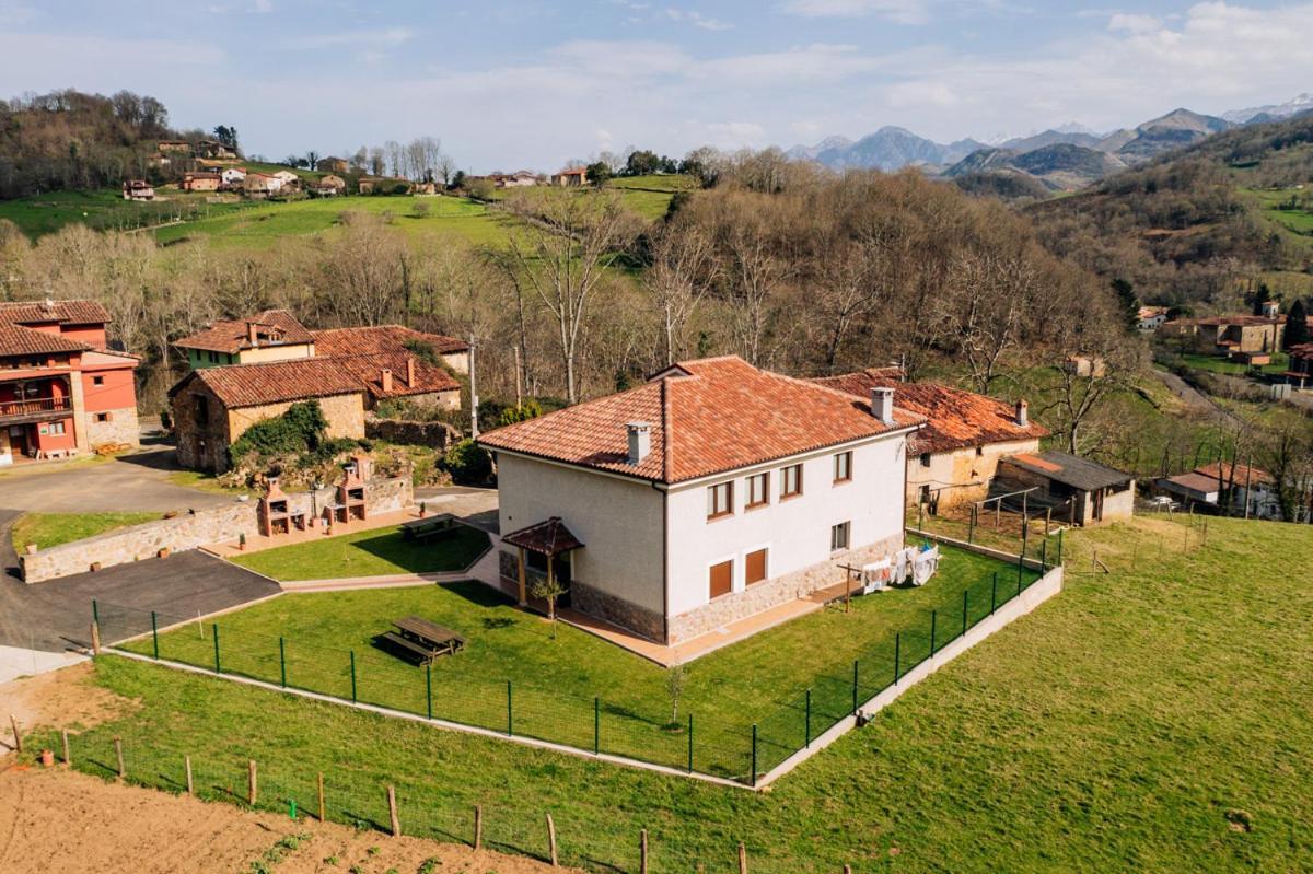 Apartamentos La Cortina Cangas de Onis Exterior photo